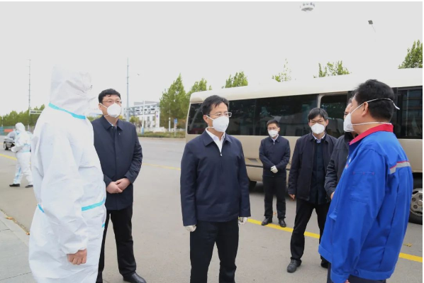 陳偉頌先后到稻莊鎮(zhèn)東杜村、樂安街道同和小區(qū)、山東興達(dá)鋼簾線有限公司、廣饒宏源熱力有限公司等地進(jìn)行實(shí)地查看