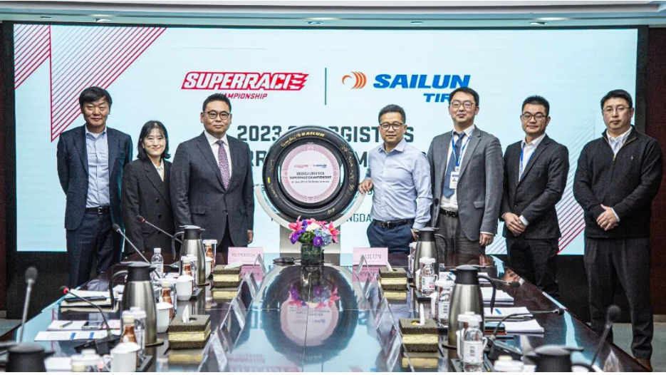 賽輪集團與韓國SUPERRACE公司在青島舉行“2023年CJ LOGISTIC SUPERRACE CHAMPIONSHIP”賽事簽約儀式，賽輪集團成為韓國最大賽事“CJ SUPERRACE GT CLASS”的獨家輪胎供應商，這標志著賽輪集團賽事胎在國際化市場的開拓上邁出了堅實的一步。