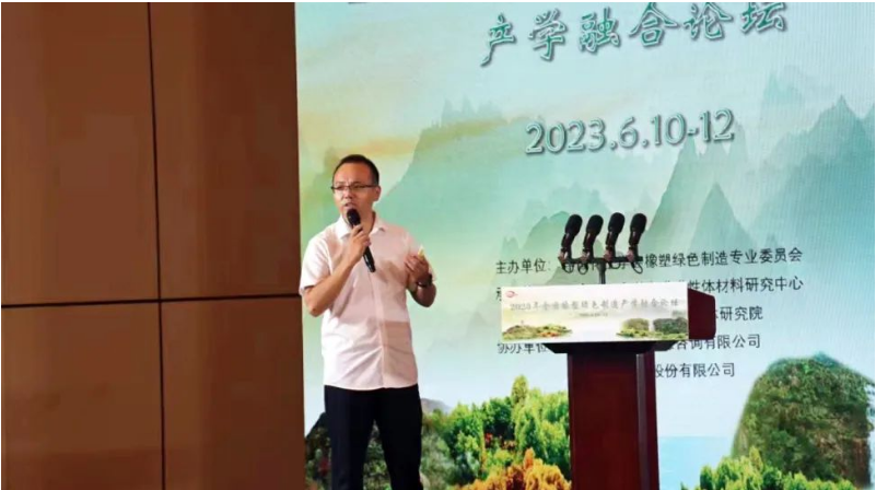 另外，公司企業(yè)研究院副院長劉超奇以《工程橡膠制品全生命周期設計制造與應用》為主題，介紹了天鐵股份橡膠制品在軌交系統(tǒng)中的設計與應用，并詳細闡述了公司廢舊橡膠制品的綠色環(huán)保化處理情況以及橡膠顆粒的工業(yè)化應用。