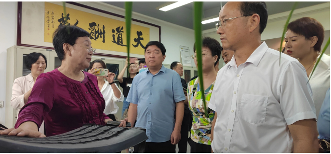 隨后，參觀團一同來到了萬通三樓的輪胎文化園。張秀麗通過生動的解說，展示了輪胎從生產(chǎn)到報廢的全生命周期和其所蘊含的價值。她特別強調(diào)了輪胎翻新的重要性，指出在循環(huán)經(jīng)濟中，輪胎翻新能夠發(fā)揮巨大作用，實現(xiàn)低碳減排和綠色經(jīng)濟的目標。